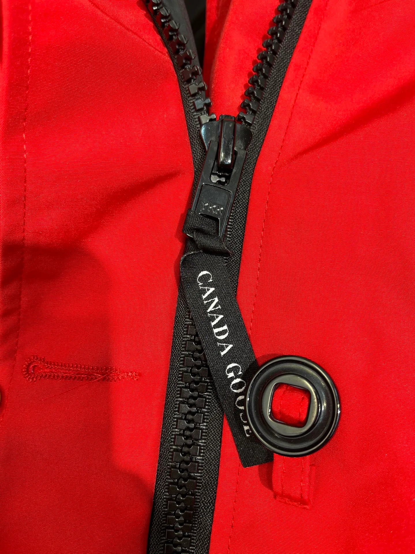 P780 CANADA GOOES 02 model Chilliwa bomber jacket 02 model, chosen by Arctic and Antarctic scientific expedition teams as their cold-proof equipment, the Rolls-Royce of down jackets. ➖ Industry-leading anti-counterfeiting chip sensing. ➖ Imported Behringer embroidery machines and customized embroidery labels, the highest level and industry leading. ➖ Imported Korean 21-count polyester-cotton blended original fabric, TC85 waterproof coated fabric, water-repellent, windproof and wear-resistant. ➖ The new national standard 80 white duck down is filled with an average of 520 grams of down. The amount of down filled is industry-leading. ➖ 100% nylon lon lining with double double-layer sealing design to prevent velvet running, seamless thread design on cuffs! ➖ Western Canadian Green Wolf Collar. ➖ Yoshida YKK provides original factory-customized electroplated sliders. YKK two-way lockable zippers are tight and smooth and do not peel off paint. ➖ 3M composite Velcro is durable and the accessories and hardware are all custom-made. Note: Our copywriting is only simple and clear. Instead of bragging about the copywriting, it is better to compare and understand with samples. Only for the purest, most focused, most professional, highest quality, and highest sex!  size：xs-xl